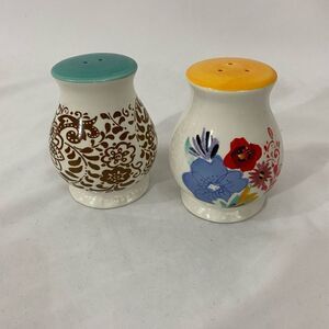 NWOT Pioneer Woman Salt and Pepper